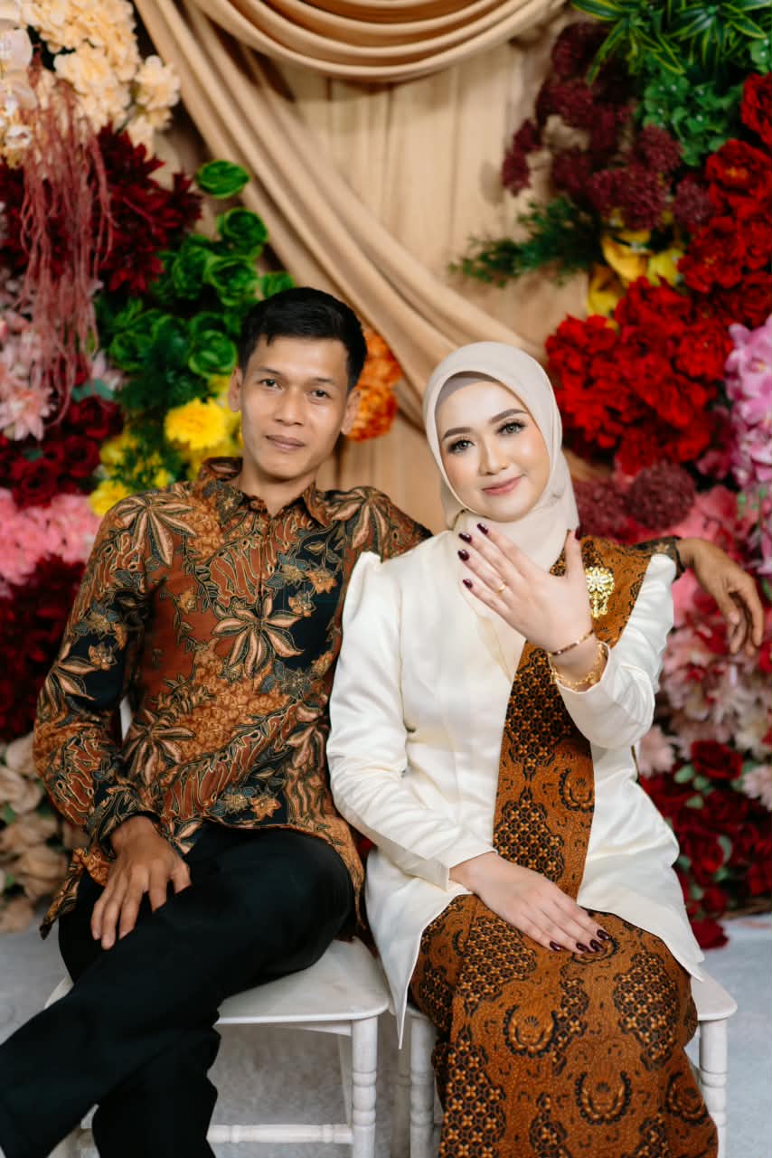 Ramlan merangkul Novita